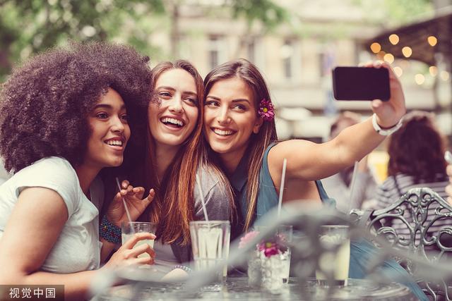 新加坡《海峡时报》：社交媒体的美颜滤镜如何影响青少年