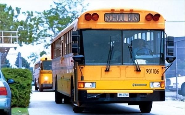 吓尿啦！号称“装甲战车”的新加坡校车居然跑掉了“变速箱”