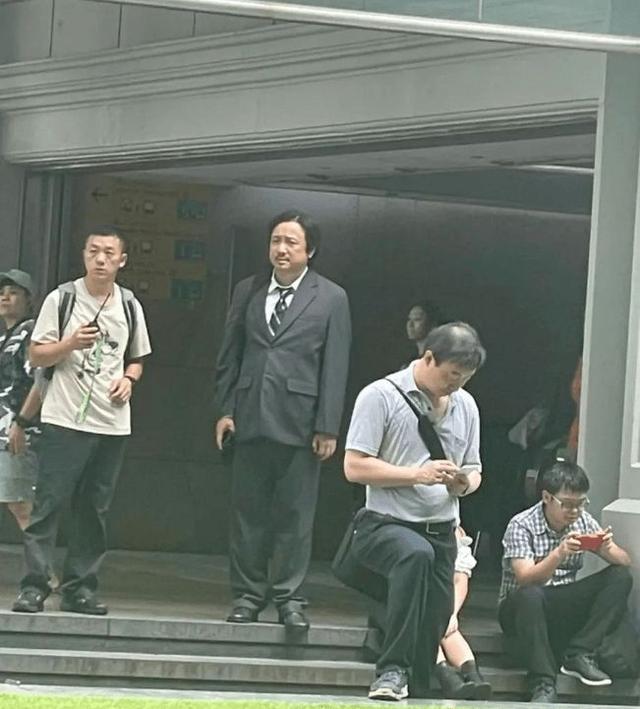 徐峥新加坡拍戏遭偶遇，戴假发变身中年油腻男