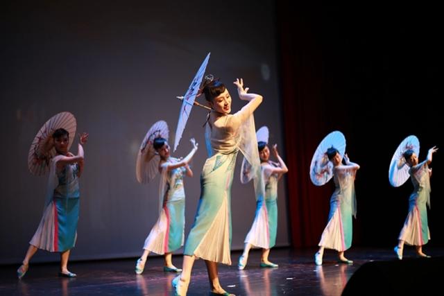 中国舞蹈在新加坡的发展相对缓慢，其20世纪对文化的态度是怎样的
