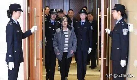 "红色1号通缉事件"！6旬女厅长携巨款逃亡美国、10多年后回国认罪