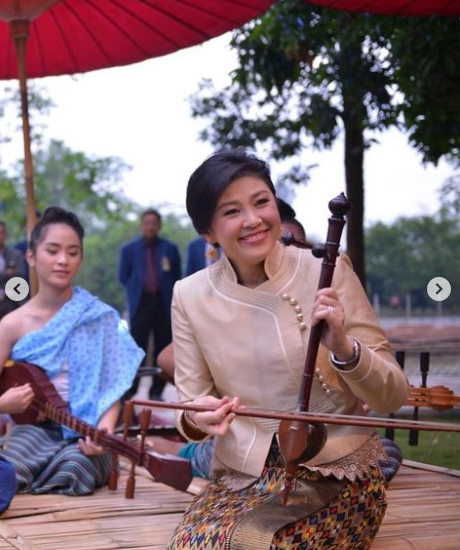 泰国前总理英拉穿传统服饰心情好：泼水节快乐！祝大家万事如意！