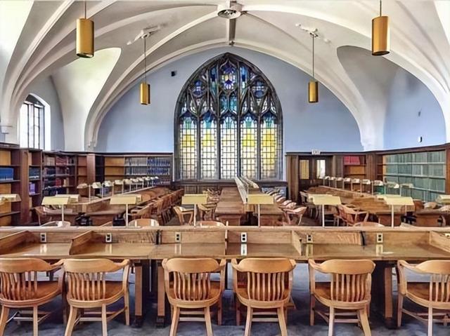 皇后大学——在北美享有极高的声誉，被誉为加拿大的贵族学校