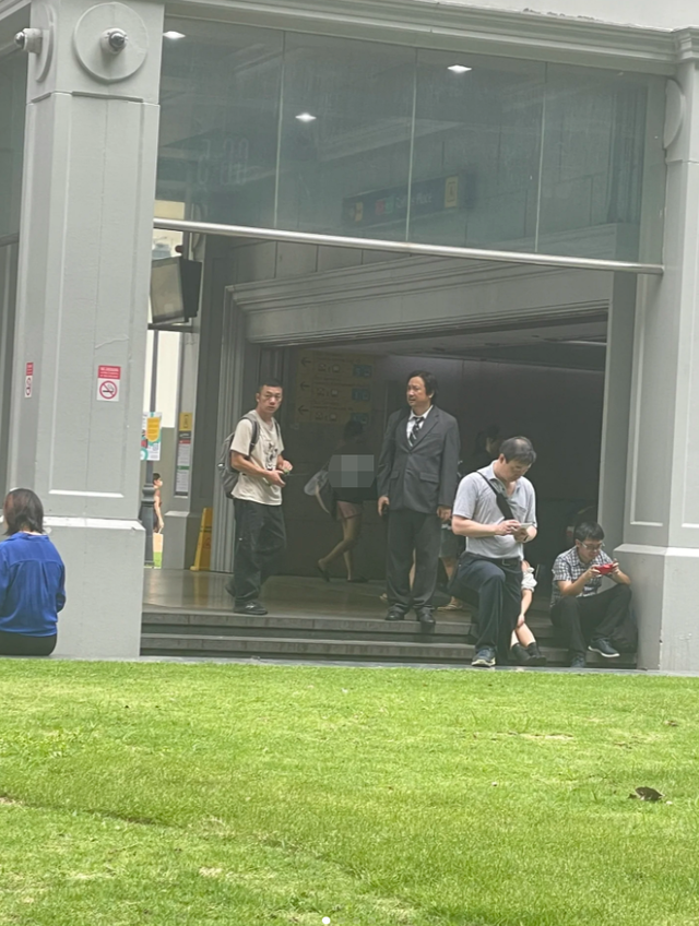 徐峥不受举报影响现身新加坡，身形发胖挺着啤酒肚，一改光头造型