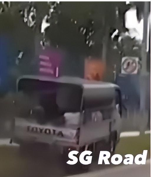 新加坡一辆满载客工的卡车突然撞向灯柱，网友担忧：他们太累了