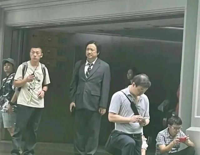 徐峥现身新加坡拍戏，头戴假发形象大变