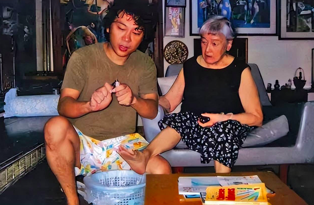 年轻导游弃高薪，赴新加坡照顾独居老人13年，过程狗血结果意外