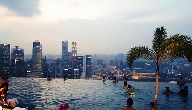 What？新加坡虎爸在自家阳台给儿子“装”无边泳池？不要命啦？