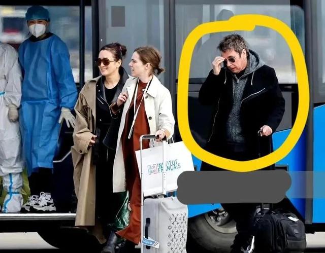 说巩俐代表法国来访问中国只为炫耀的，原因是巩俐的新加坡国籍吧