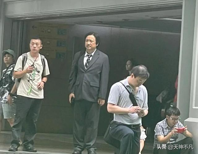 徐峥在新加坡露面，新戏开拍戴着假发，造型曝光变化太大了