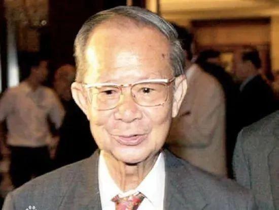 李光耀是怎么当选为新加坡首任总理的？