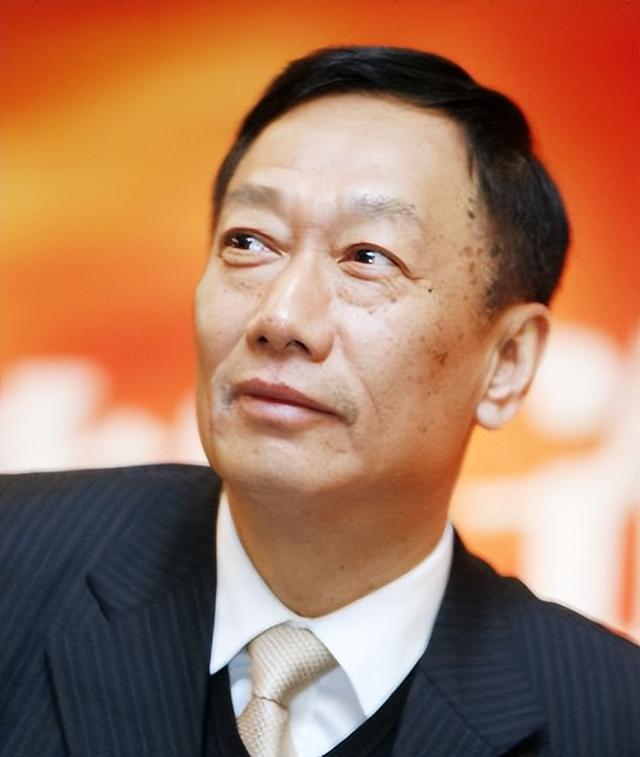 神龙不见首尾！郭台铭开记者会，侯友宜去新加坡，谁更有胜算？