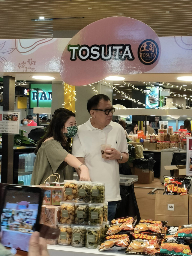 这位香港明星出现在宏茂桥！3年前已移民，爱女嫁给新加坡人