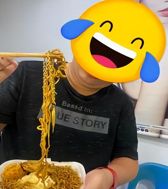 意外大惊喜！马来西亚男子购买斋戒月炒面收获一条大金链