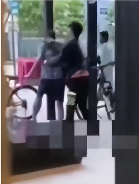 新加坡13岁少年殴打45岁送餐员，视频内容或引起不适