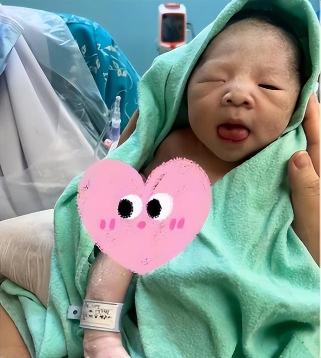 给力！孕妇破水越堤，新加坡关卡守护者“开绿灯”护送孕妇