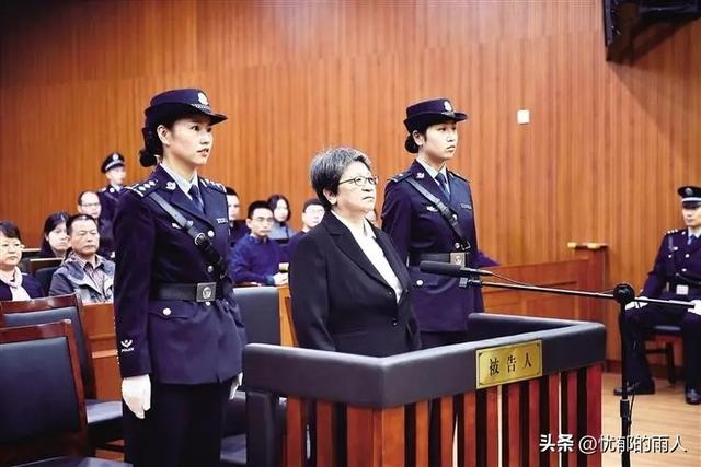 "红色1号通缉事件"！6旬女厅长携巨款逃亡美国、10多年后回国认罪