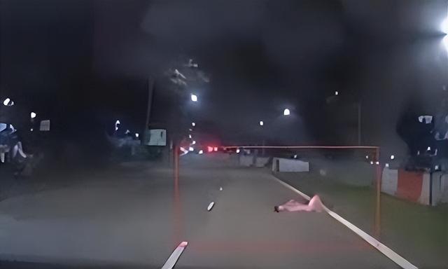 夜晚裸露躺在马路中央，新加坡男子何以陷入疯狂行为？
