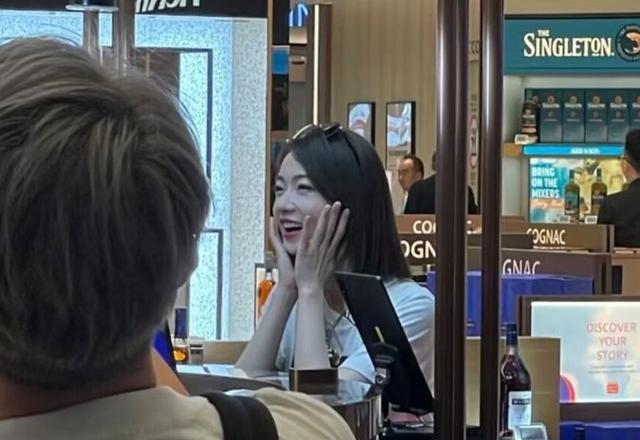 新加坡偶遇吴谨言，身材纤细皮肤白皙，本人被赞比电视上漂亮