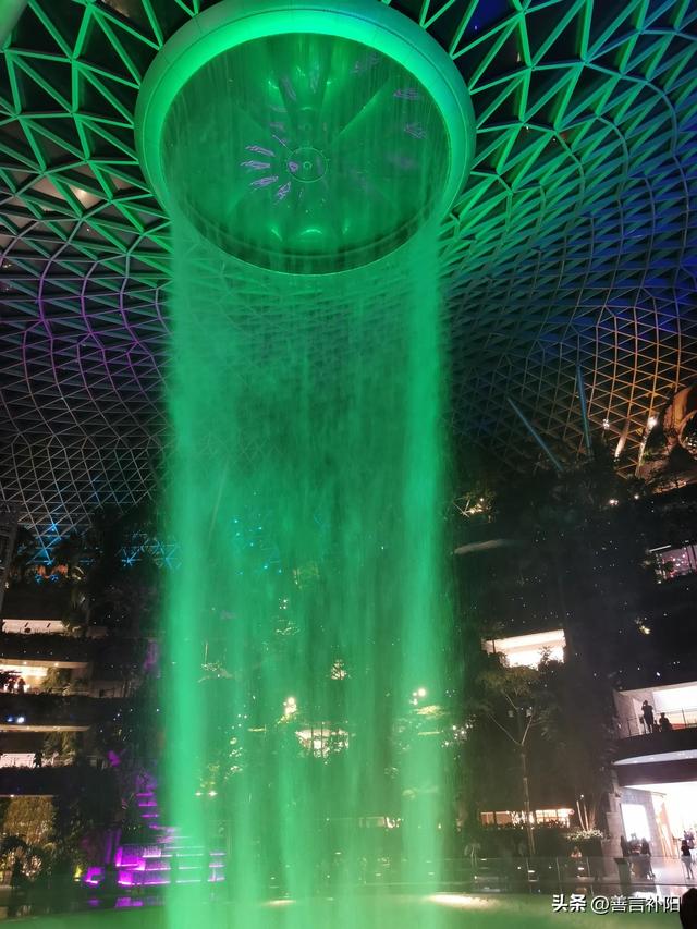 新加坡樟宜机场瀑布灯光秀