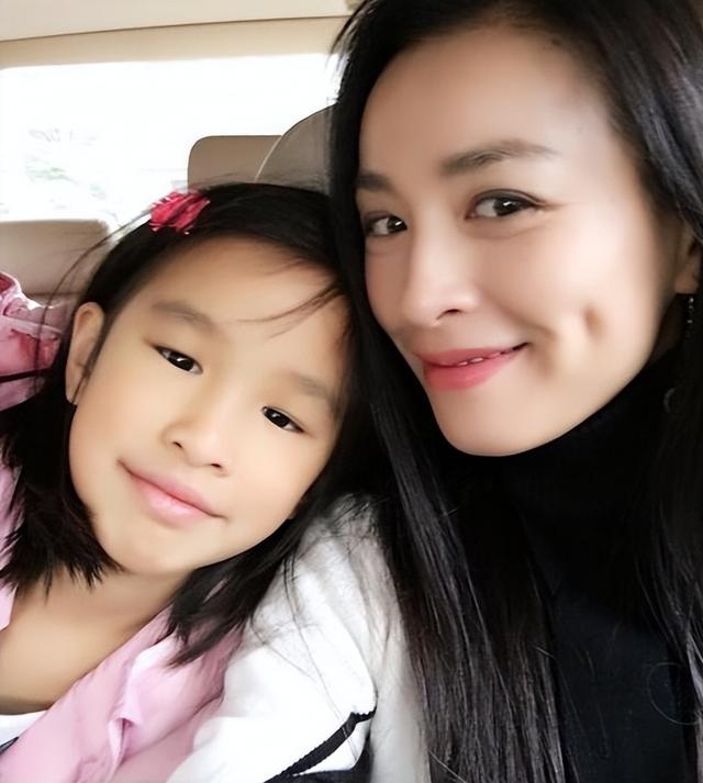 张庭女儿“女大十八变”，定居新加坡读贵族学校，被指吃人血馒头