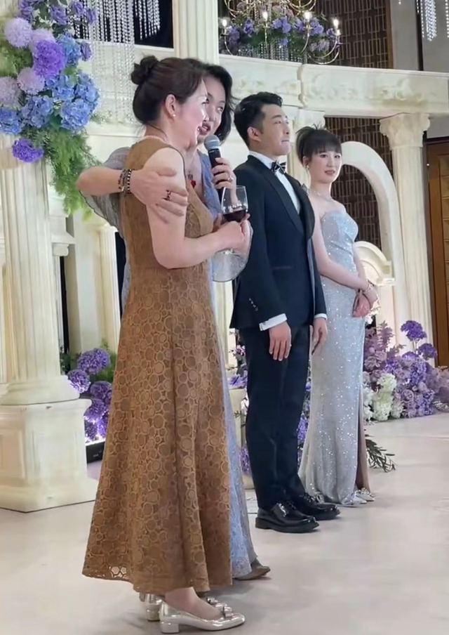 李湘带女儿回国过节，金星穿透视裙参加典礼，张庭女儿移居新加坡