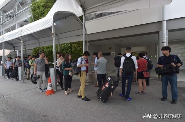 新加坡人酷暑排队16小时，只为申请赴华签证