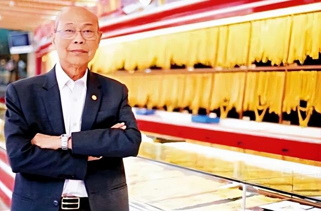 从普宁重返泰国，打杂役起步，60多年演绎泰国“黄金大王”传奇