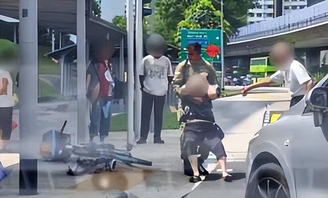 新加坡老妇骑脚车跌倒无人“敢扶”，直到绿军装出现