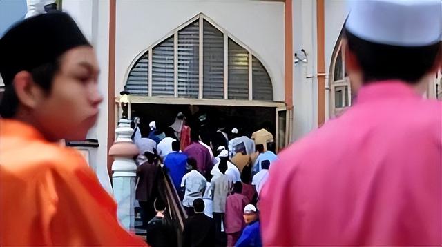 新加坡夜市惊现“穆斯林”卖猪肉，网友惊呼：回教徒会误吃猪肉