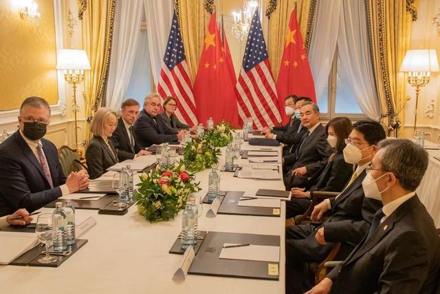 美国如愿，中美高级别外交官见面，中国不具名高官：谈了10个小时