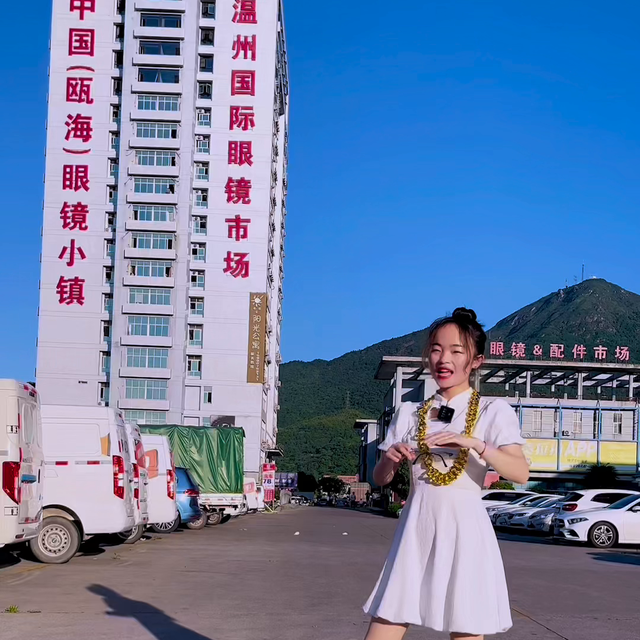 有老花眼的朋友看过来了、这款新加坡老花镜蚂蚁大小都看得...