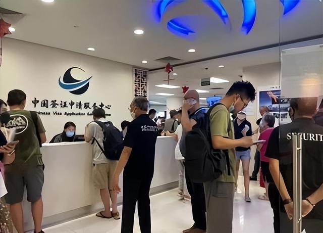 新加坡人挤爆中国签证中心，别排队了！想来中国网上预约！