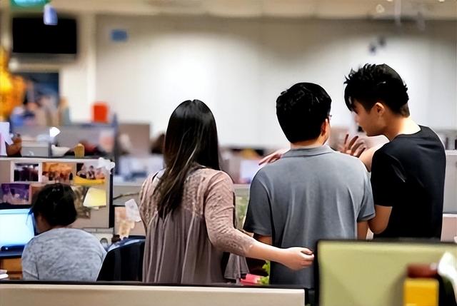 不开玩笑！新加坡职场会英语收入更高，“取舍”就在英语