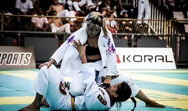 新加坡地铁车厢突发暴力冲突，车门口危险抱摔似“巴西柔术”