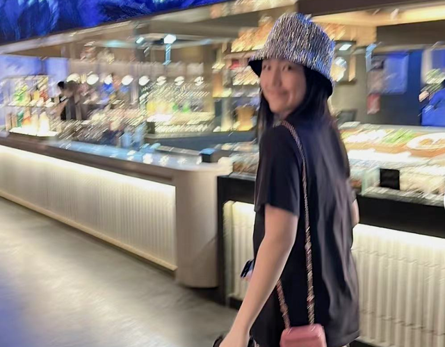 李湘带女儿回国过节，金星穿透视裙参加典礼，张庭女儿移居新加坡