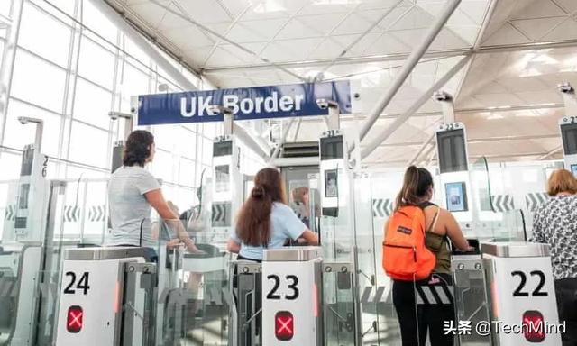 英国希思罗机场混乱不堪：电子护照门问题引发旅客愤怒