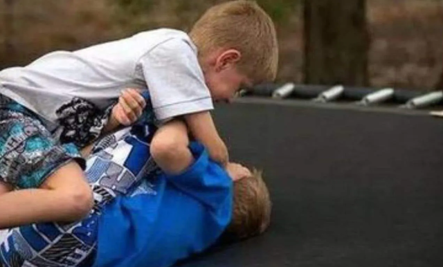 “我7岁女儿在新加坡地铁里被陌生男孩打了！”