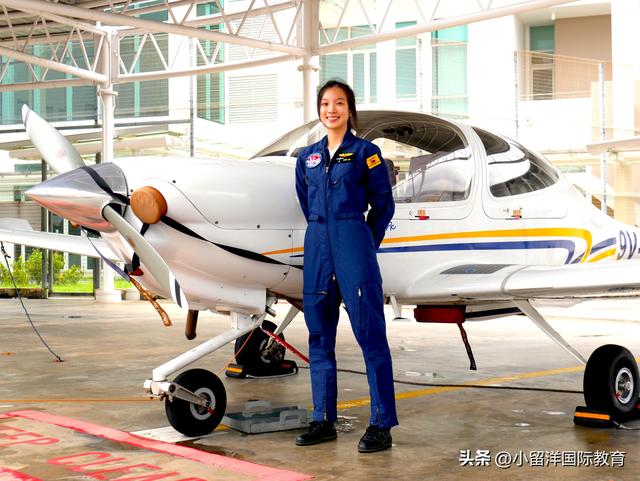 新加坡中学生就可以开飞机？是的，还是免学费的