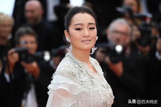 巩俐戛纳再上热搜，排面远超范冰冰，却因新加坡国籍引争议