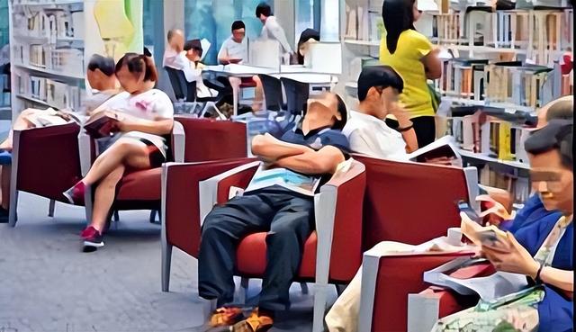 网友分享新加坡避暑真香定律：图书馆躲起来！晚了没位置！