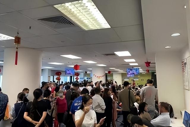 新加坡人挤爆中国签证中心，别排队了！想来中国网上预约！