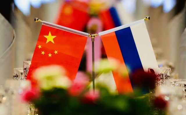 一架专机直飞俄罗斯，新加坡媒体发声提醒，呼吁中方平衡外交关系