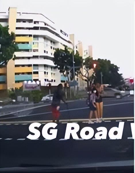 牵女儿过马路后回头牵跛脚大叔，网友泪目：新加坡马路天使