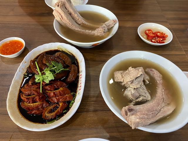 新加坡本地人最爱吃的平民美味，每一间都是吃了还想吃！