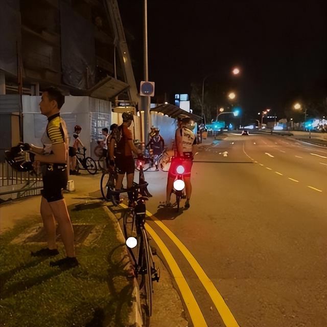 缘分！新加坡华人夜骑士不慎掉落现金，捡到者居然和自己同名！