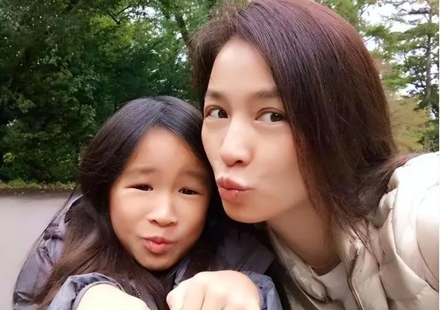 张庭女儿近况曝光，已转学到新加坡，身材纤细长得越来越像张庭