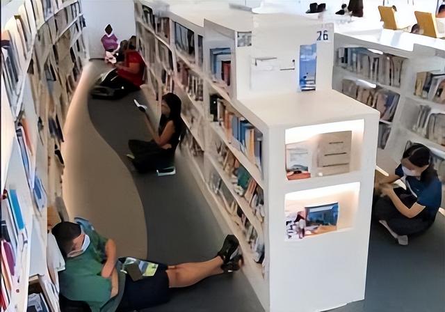 网友分享新加坡避暑真香定律：图书馆躲起来！晚了没位置！