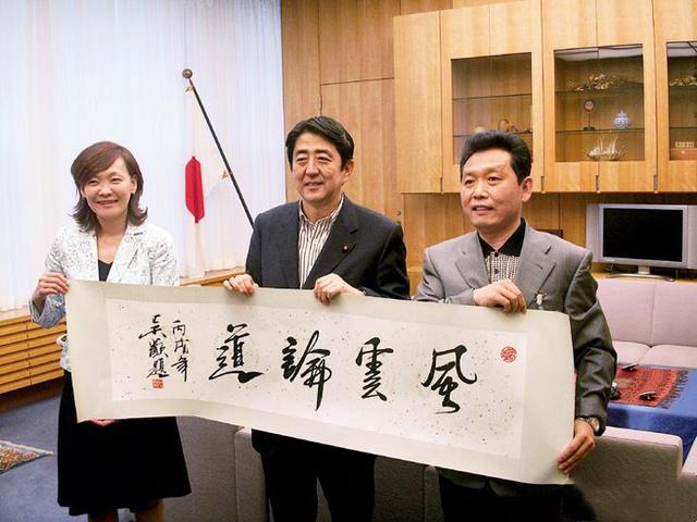 安倍晋三是日本人，为什么他的墓碑上刻着中国汉字？