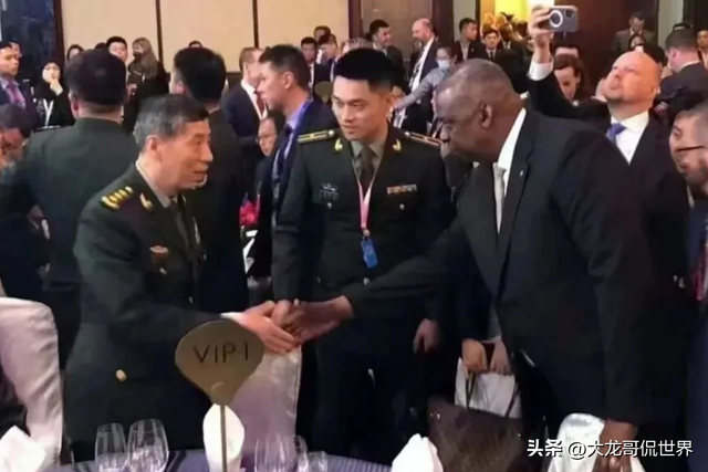 美国对华示好，防长主动握手，情报头子秘密访华，中方立场坚定